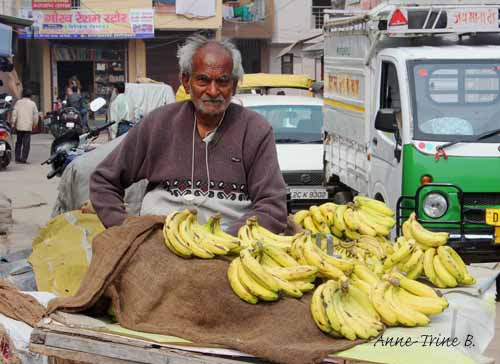 Sabzi market Delhi banana
